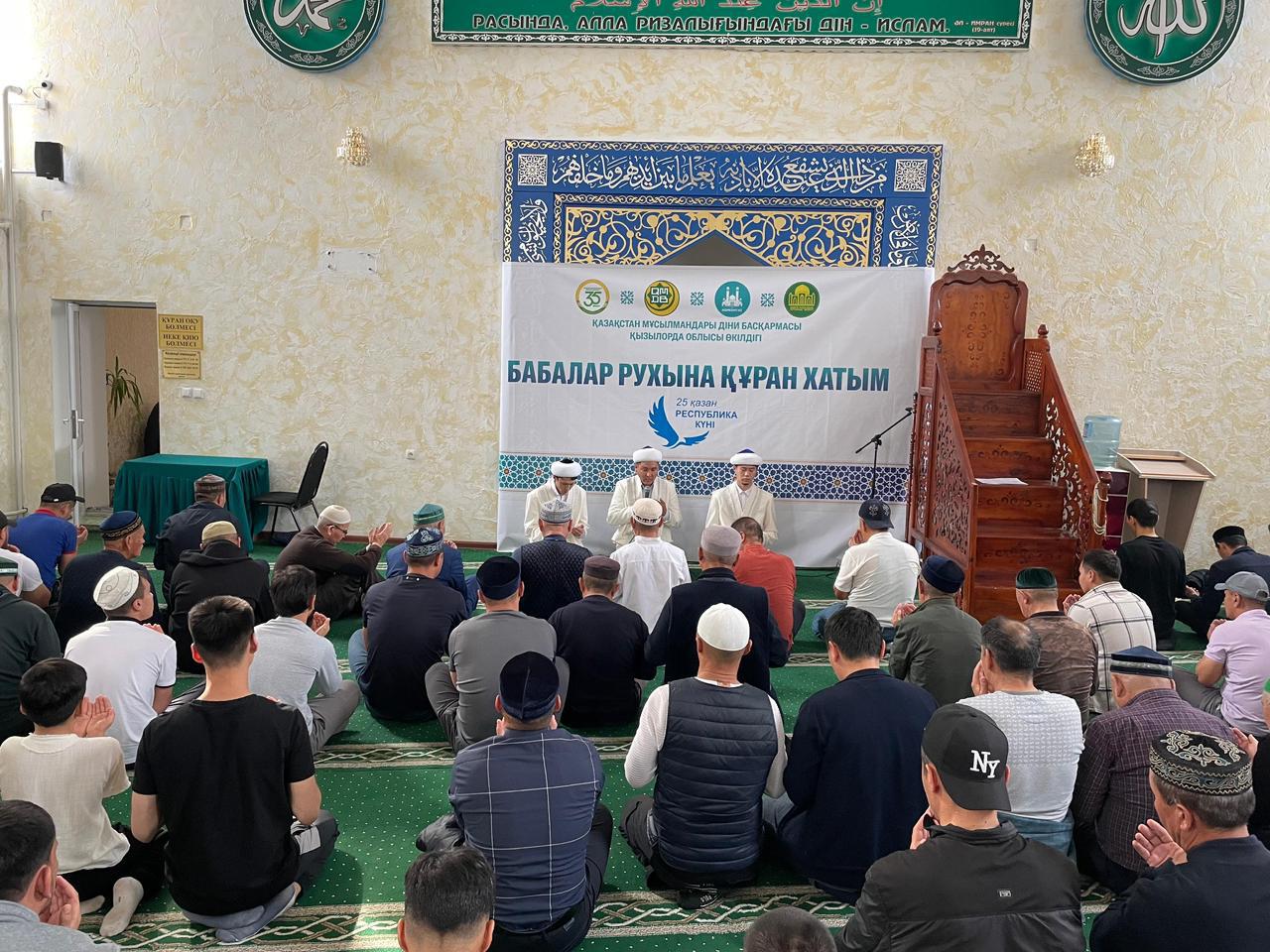 Мини юбкамен мастурбация жасайды