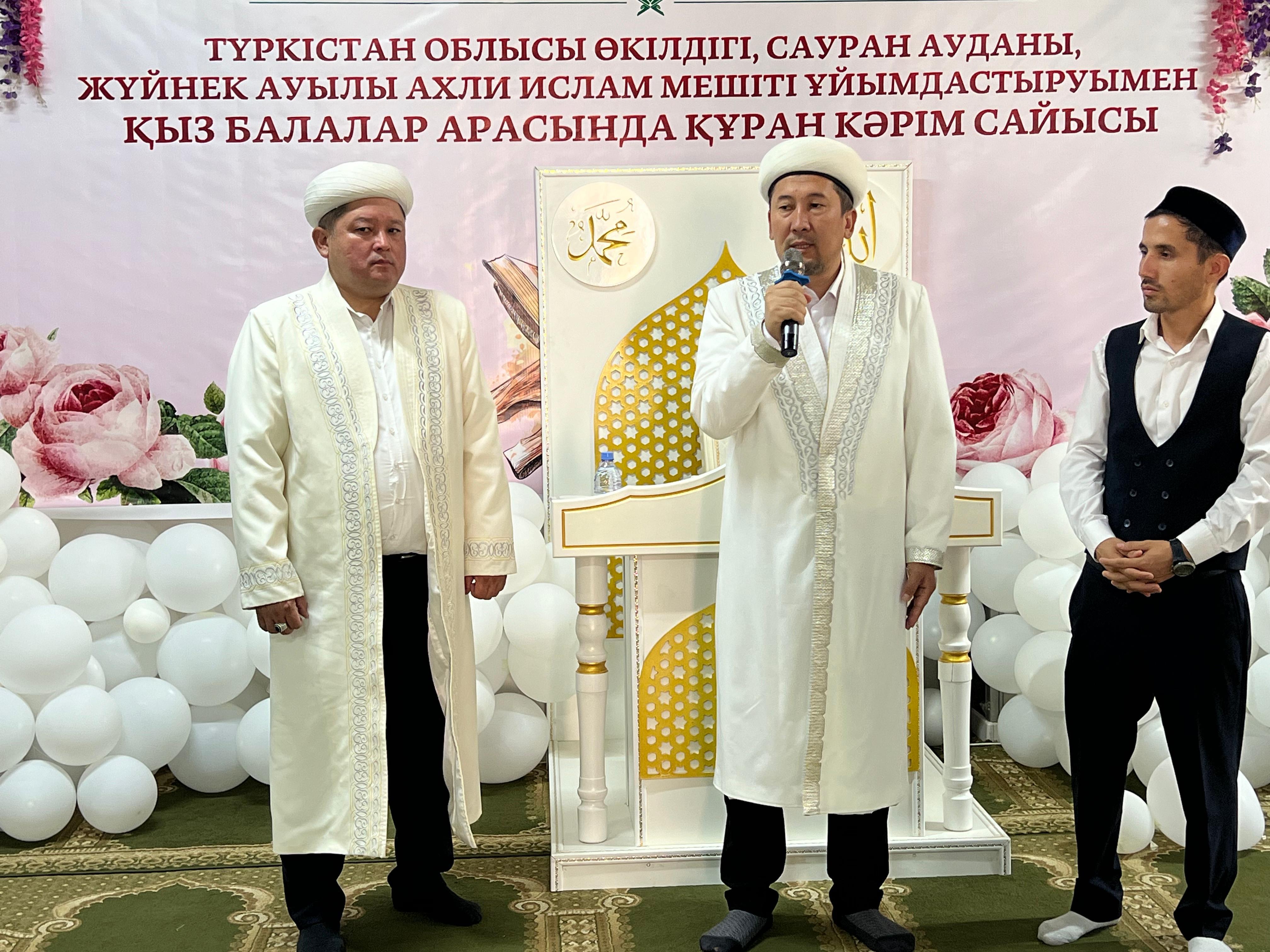 Порно әке қызының киім ауыстырып жатқанын аңдыған