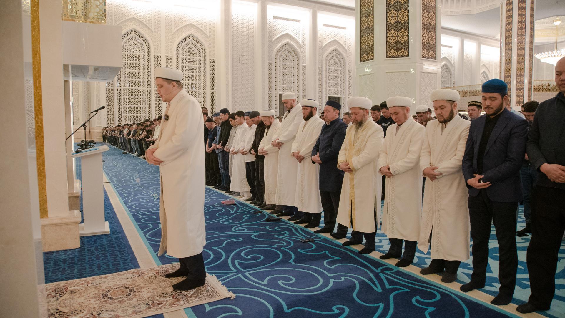 Праздник в апреле у мусульман. Мусульманская мечеть. Мусульманский намаз. Первая мечеть. Мечеть в Казахстане.