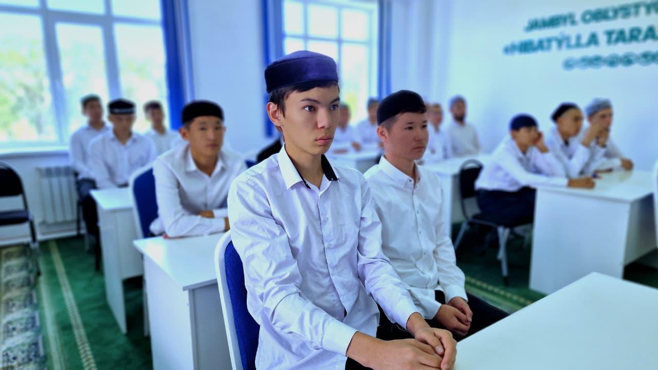 Үлкен клитор соратын фото Фотосуреттердегі үлкен үй сиськи