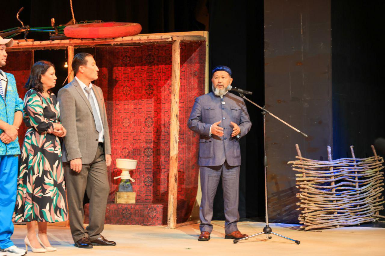 Жұрттың алдында бөркін көрсетеді