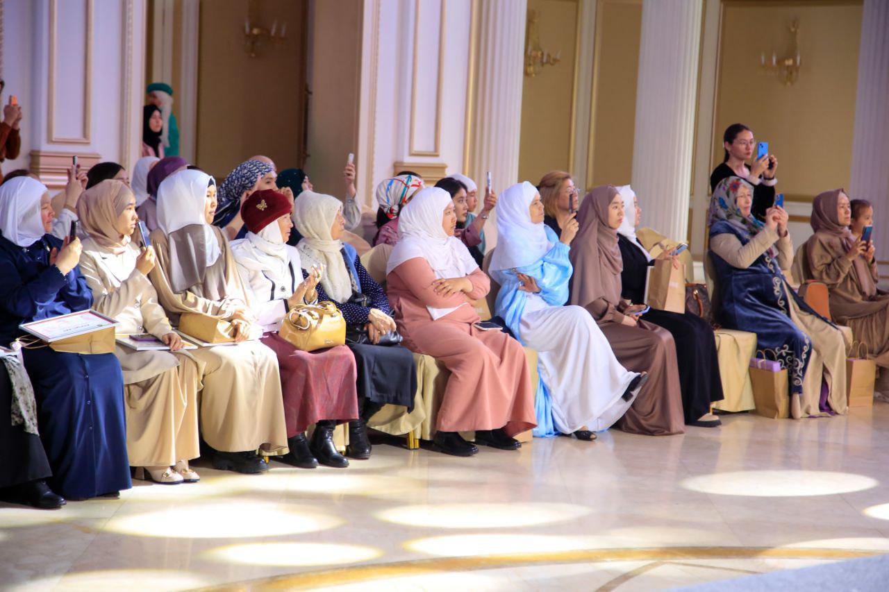 Әйелім менің сиқырлы фотомды сорып жатыр