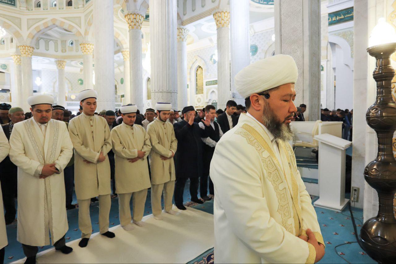 Муфтий в мечети. Мусульмане в мечети. Мусульманская мечеть. Муфтий Казахстана. Ночь аль кадр 2024
