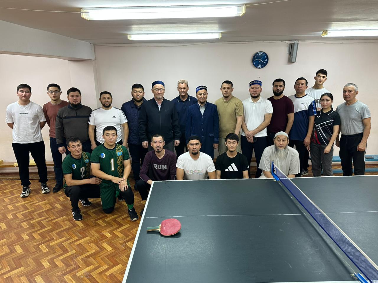 Көптеген еркектер бір әйелді сиқырлайды