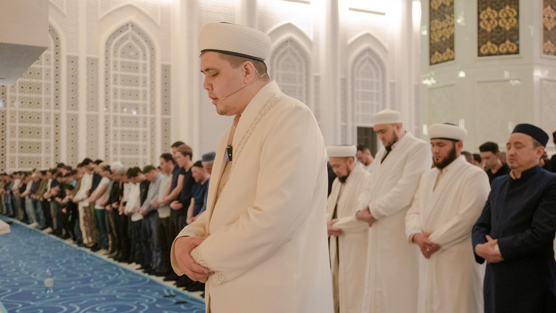 Время намаза таравих сегодня. Мусульманская мечеть. Верховный муфтий Казахстана. Мечеть фото. Намаз в мечети.