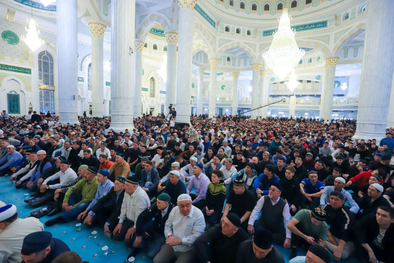 Ночь аль кадр 2024 что. Мусульмане в мечети. Мусульманская мечеть. Главная мечеть мусульман. Мечеть в Казахстане.