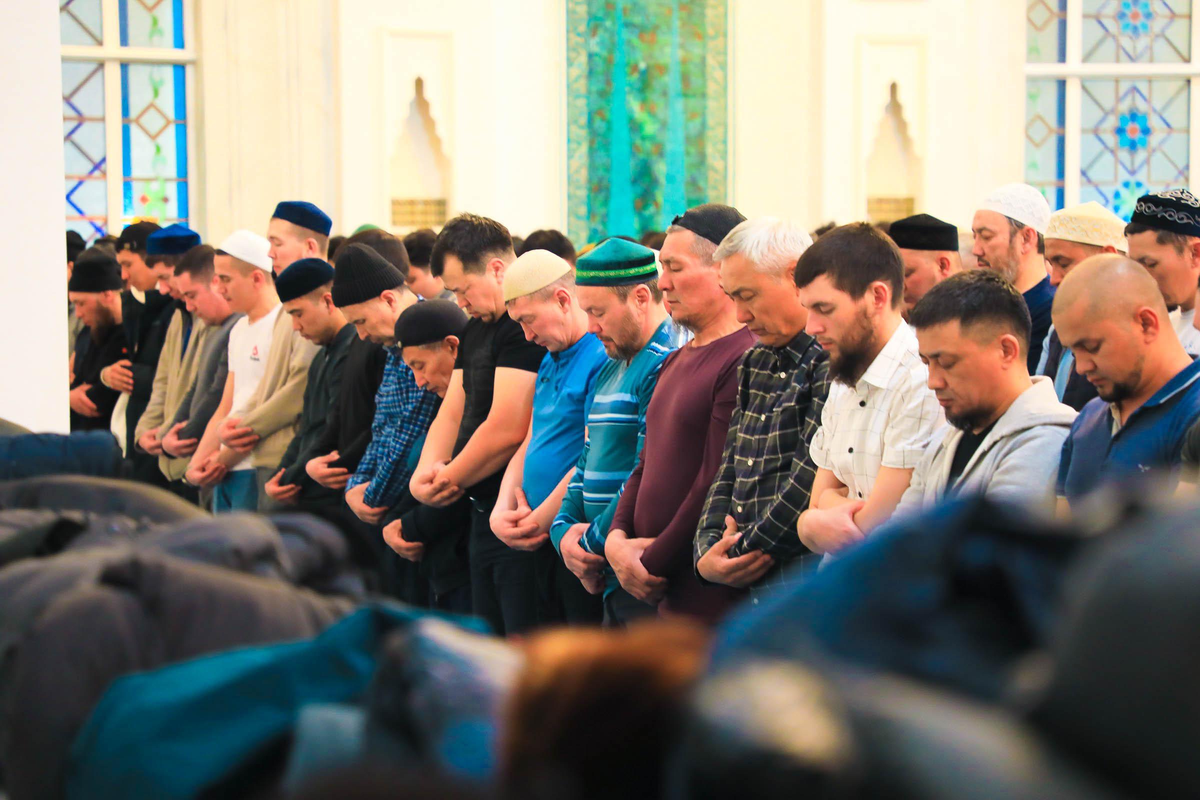 Как совершать таравих намаз в месяц рамадан. Таравих тасбих. Таравих намаз 2023. Мусульманская мечеть. Фото мусульман.
