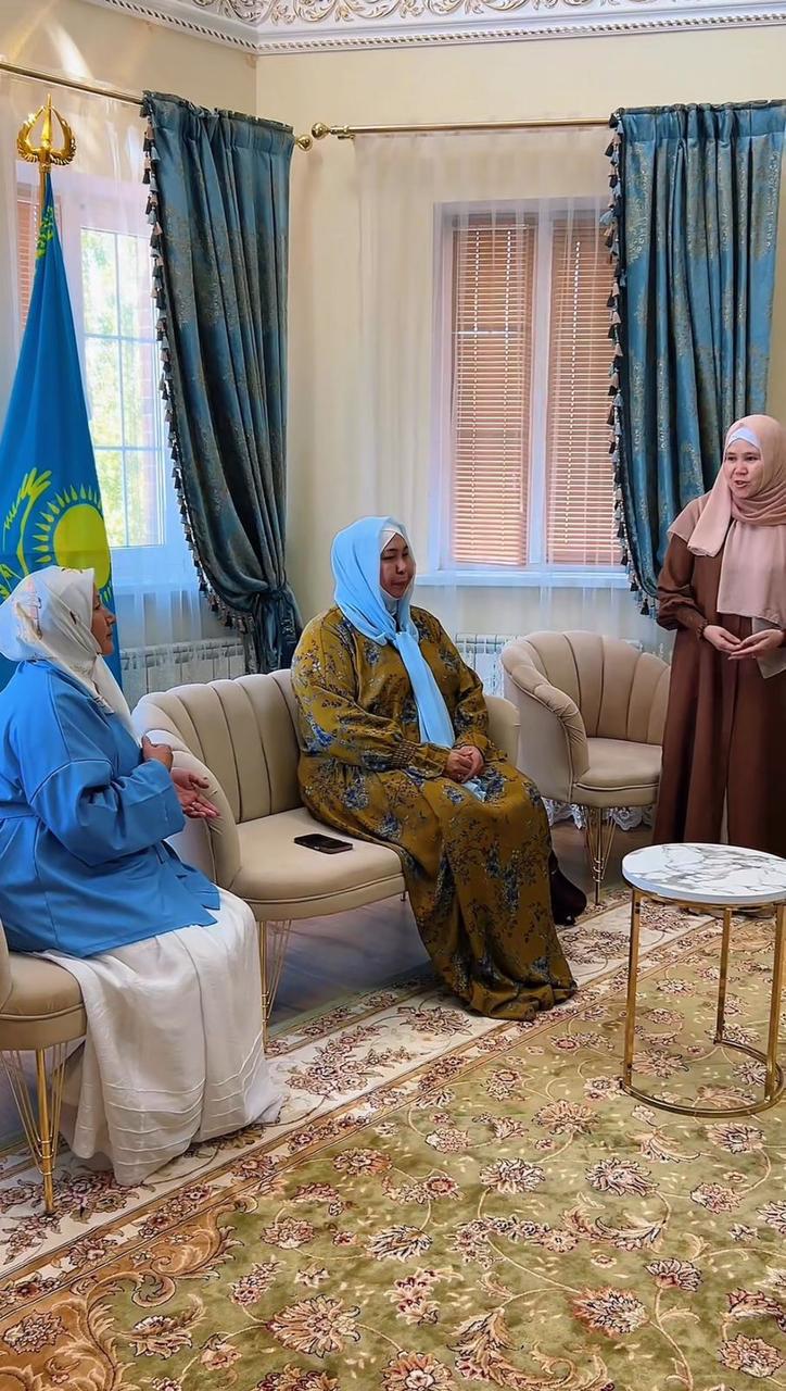 Дос қызымен жыныстық қатынасқа түскен порно видео Орыс күйеуінің әйелінің жыныстық қатынасқа түскенін қараңыз