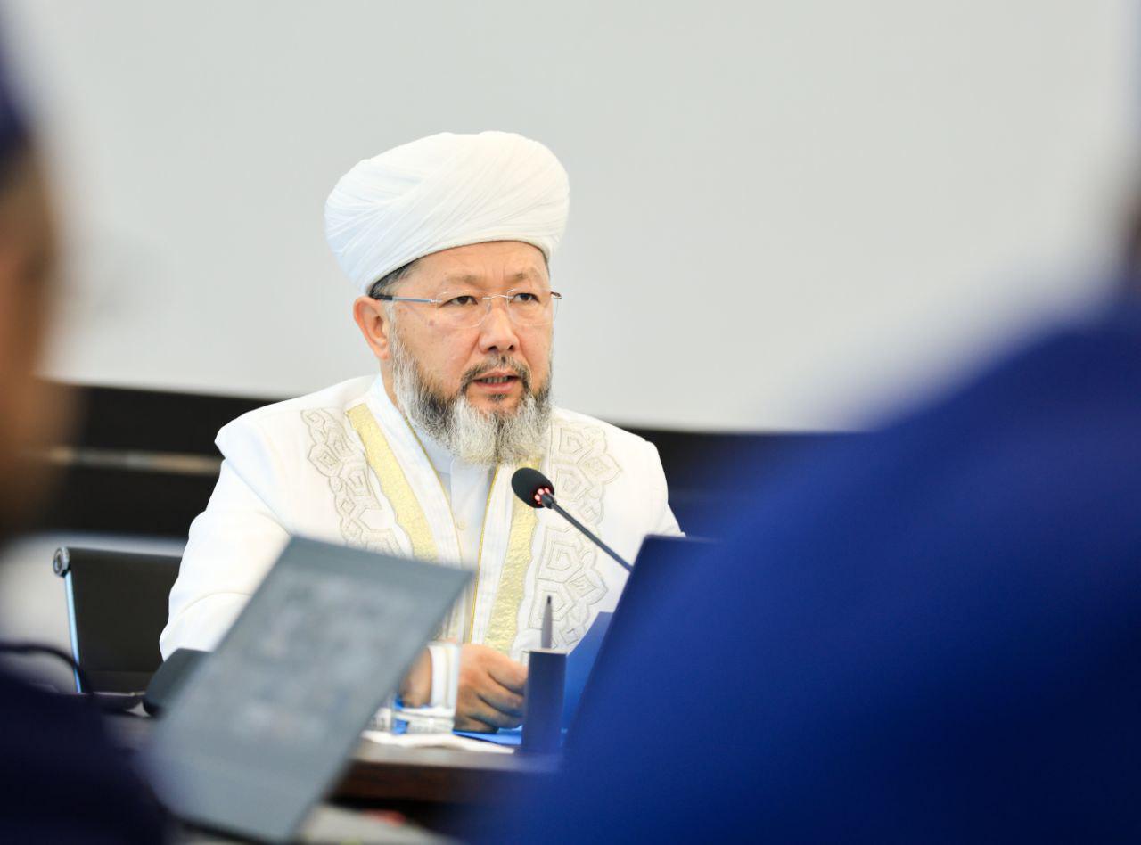 Бастық өзін сиқылауға мәжбүр етті