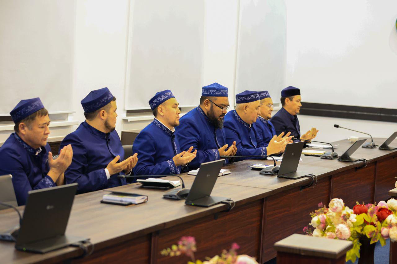 Қыздар трусики бейнелерін көрсетеді