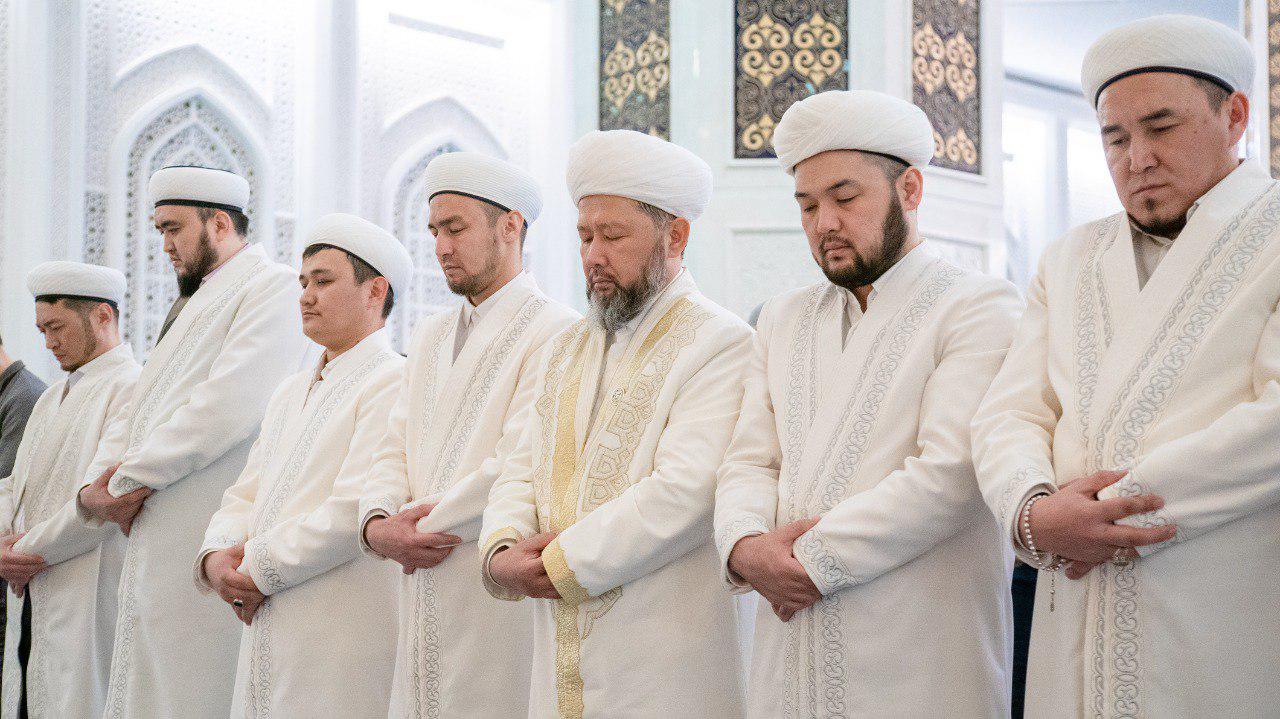 Тарауық намазы уақыты. Верховный муфтий Таджикистан. Мусульмане. Мусульманские фото. Рамадан мечеть.