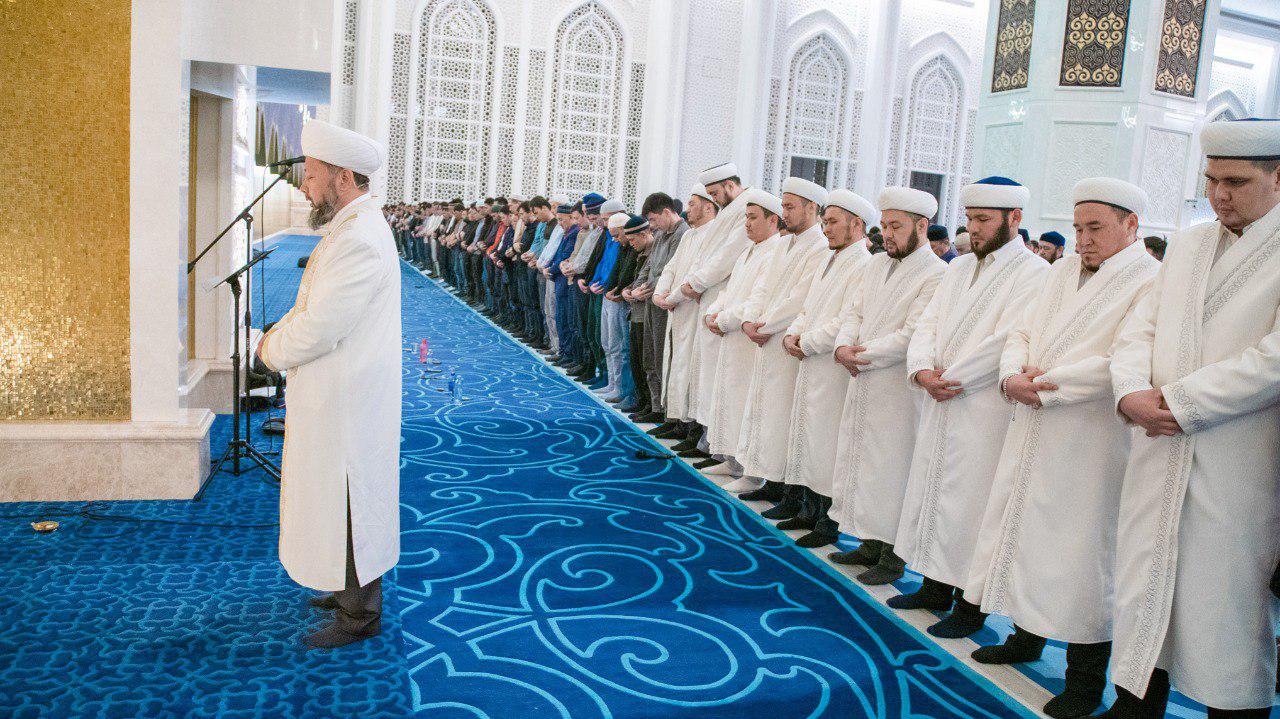 Как совершать таравих намаз в месяц рамадан. Намаз в мечети. Мусульманские фото. Рамадан мечеть. Мечеть в Казахстане.