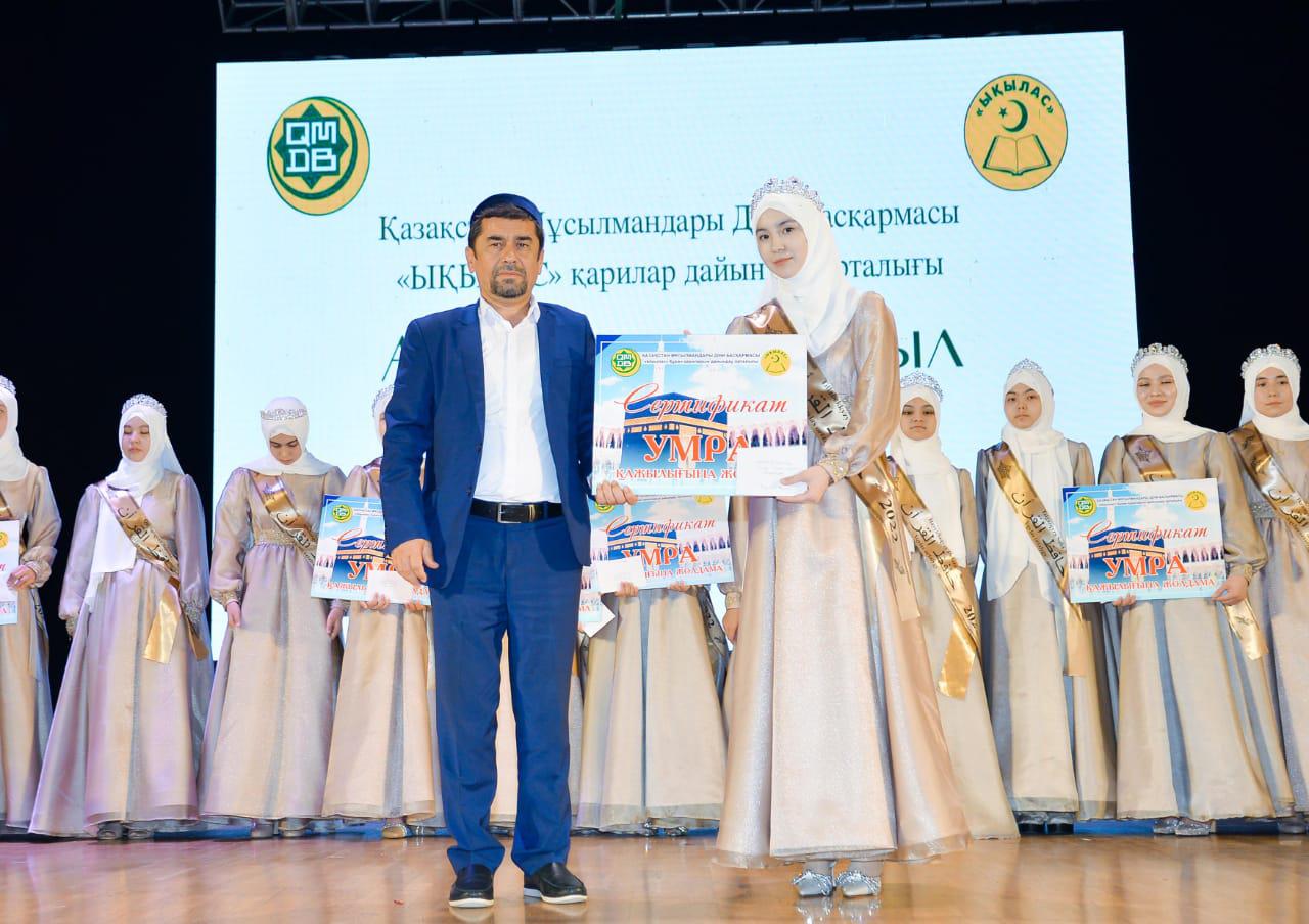 Бейне түсірілім алаңындағы сексуалдық оқиғалар Мен қызға минет жасаймын (жарнама)