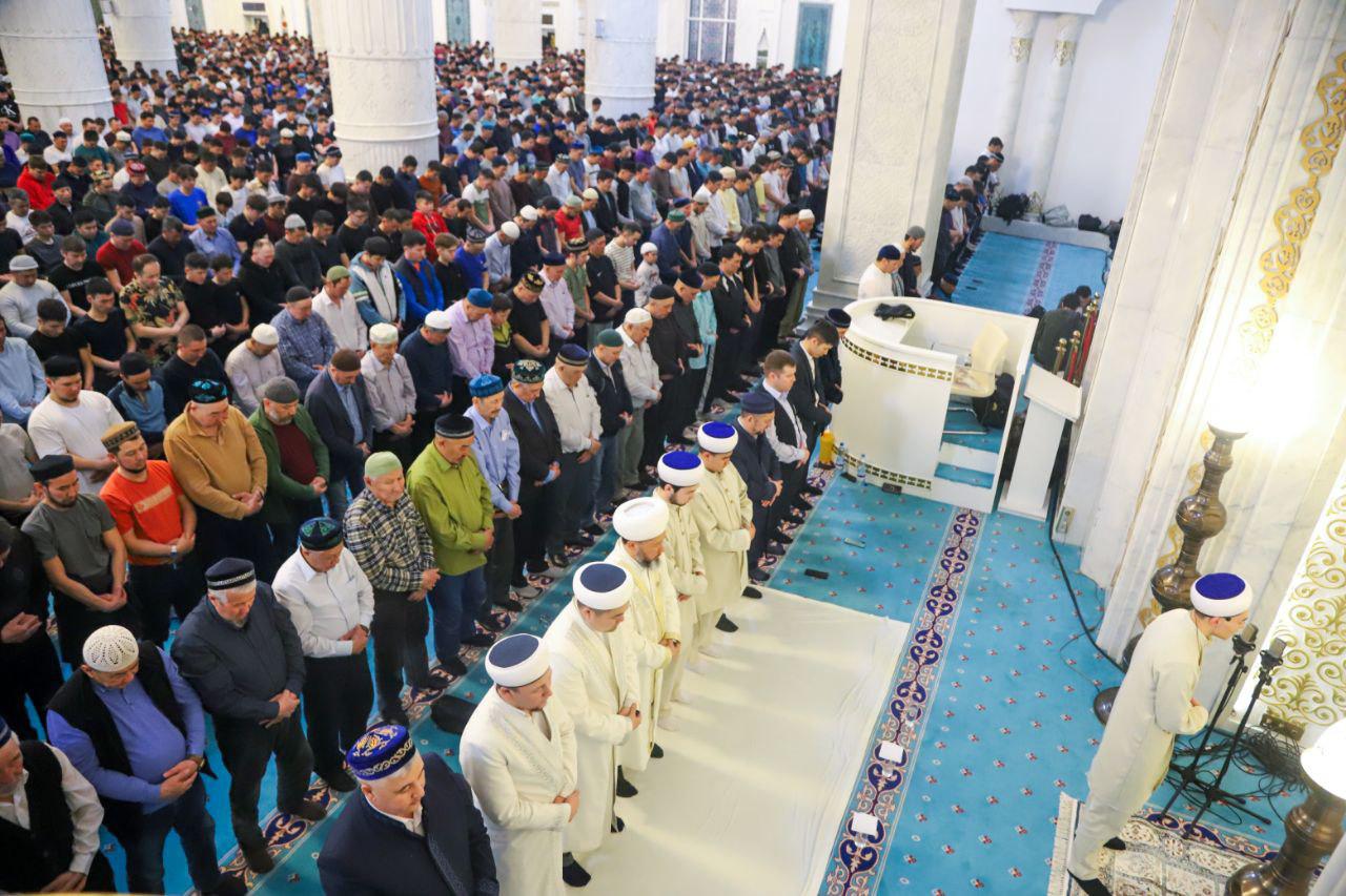 Мечеть в Казахстане. Фото мусульман. Мусульманин с Кораном. Муфтий.