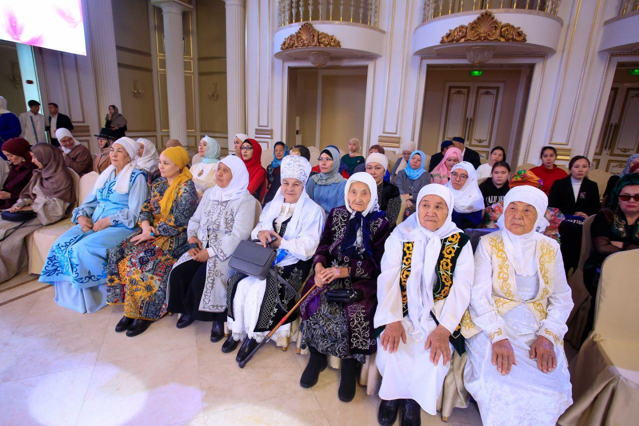 Аяқтары жайылған аққұба