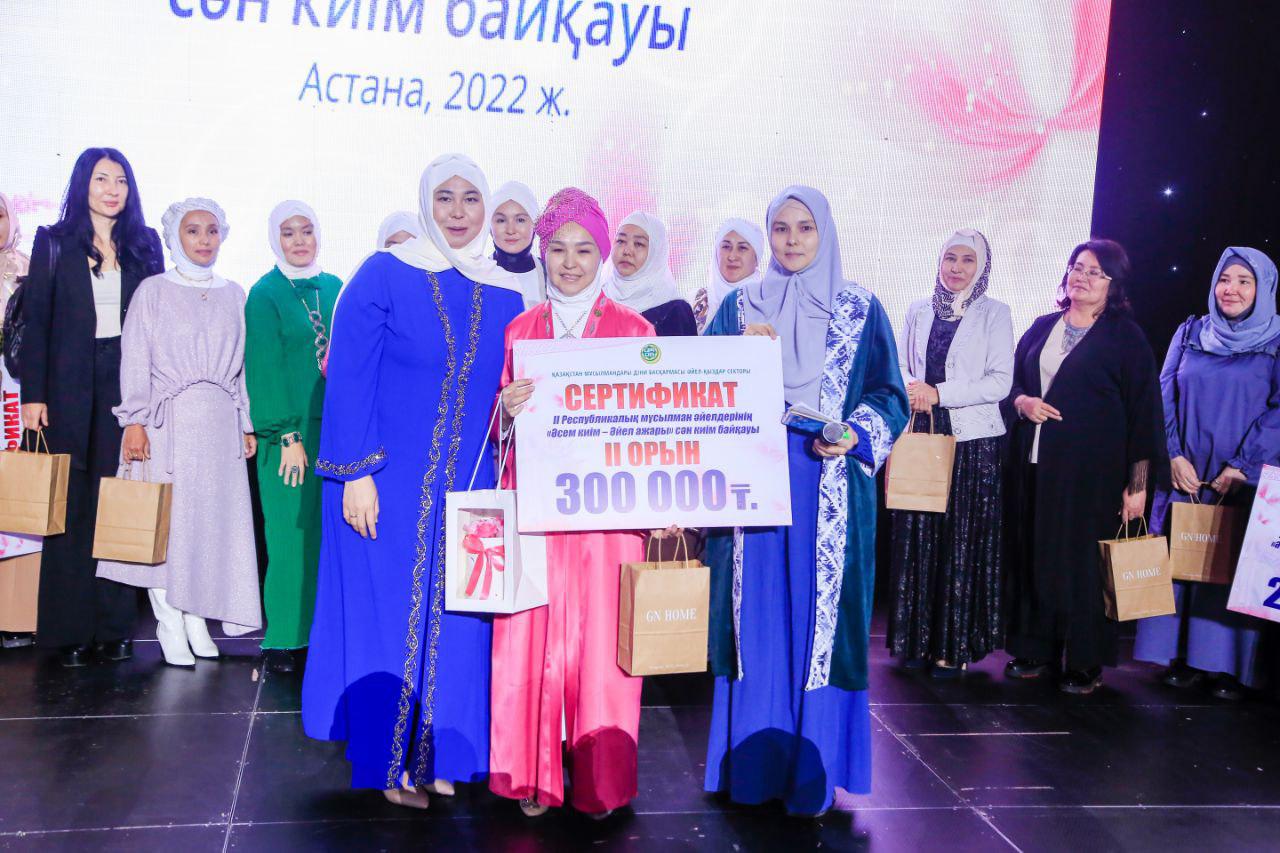 Әтештер сперманы жұтады (тек фотосурет)