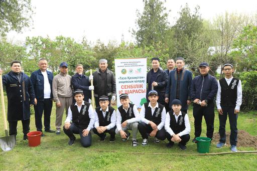 Шымкент медресе колледжінің ауласында ағаш отырғызу шарасы ұйымдастырылды