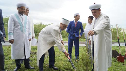 БАС МҮФТИ "ХАЛИФА АЛТАЙ" МЕШІТІНІҢ АУЛАСЫНА АҒАШ ОТЫРҒЫЗДЫ (ФОТОРЕПОРТАЖ)