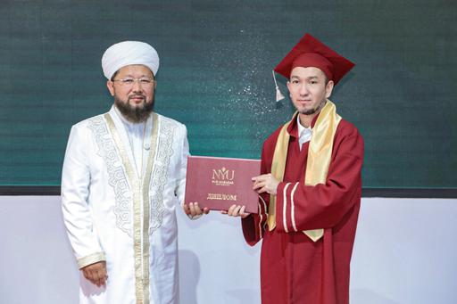 ВЕРХОВНЫЙ МУФТИЙ ВРУЧИЛ ДИПЛОМЫ ВЫПУСКНИКАМ УНИВЕРСИТЕТА НУР-МУБАРАК