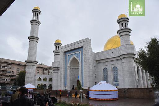  В Центральной мечети состоялся праздничный намаз