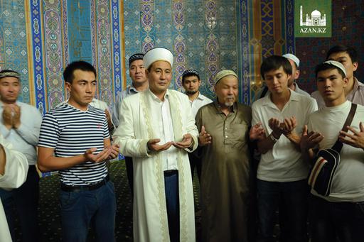 Хатм Корана в Центральной мечети Алматы