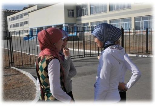 Кыргызстан разрешил школьницам покрыть головы платком