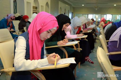 «Әзірет Сұлтан» мешітінің әйел шәкірттері арасында білім байқауы өтті (ФОТО)