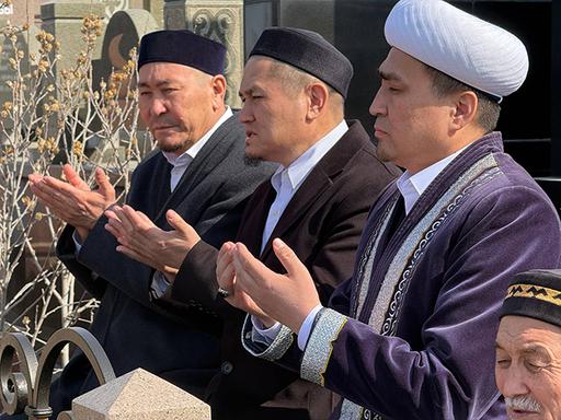Айт күні Алматы имамдары зиратта марқұмдарға құран бағыштады