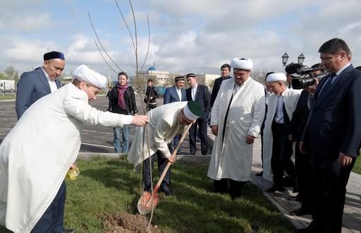 ҚМДБ төрағасы Шымкентте мешіт ауласын көгалдандыру шарасына қатысты