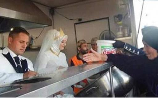 В Турции молодожены накормили 4000 сирийцев вместо свадебного банкета