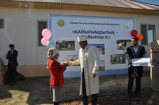 ВЕРХОВНЫЙ МУФТИЙ ПОДАРИЛ КЛЮЧИ ОТ НОВОГО ЖИЛЬЯ МНОГОДЕТНОЙ СЕМЬЕ (ФОТО)