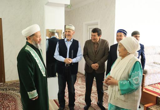 БАС МҮФТИ АҚСАҚАЛДЫ ОРАЗА АЙТ МЕРЕКЕСІМЕН ҚҰТТЫҚТАДЫ