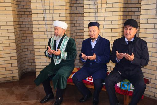 БАС МҮФТИ КЕЙКІ БАТЫР МЕН МІРЖАҚЫП ДУЛАТҰЛЫ КЕСЕНЕЛЕРІН ЗИЯРАТ ЕТТІ