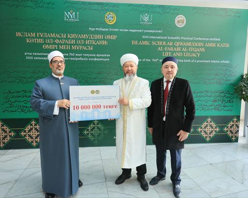 ВЕРХОВНЫЙ МУФТИЙ ВРУЧИЛ ДЕНЕЖНЫЙ СЕРТИФИКАТ УНИВЕРСИТЕТУ НУР-МУБАРАК