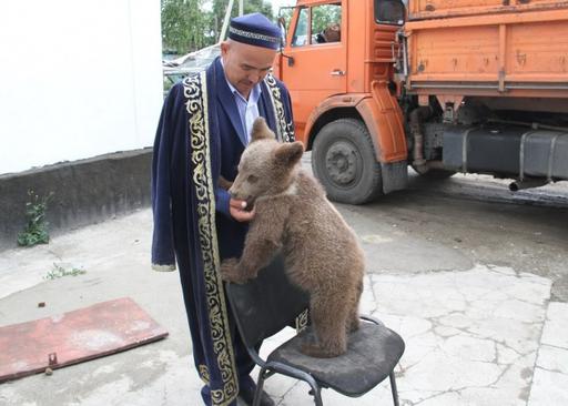 ШЫҒЫС ҚАЗАҚСТАНДЫҚ ИМАМ ӨЗ ҮЙІНДЕ ҚОНЖЫҚ АСЫРАП ОТЫР (ФОТО)