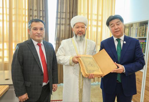 АЛИХАН БАЙМЕНОВ ПЕРЕДАЛ ЦЕННЫЙ ЭКСПОНАТ В «ФОНД РЕДКИХ КНИГ» ДУМК