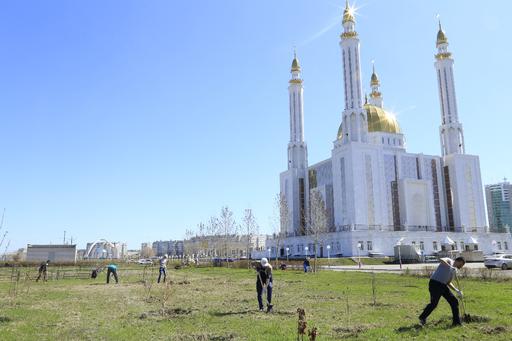 АҚТӨБЕ: Мешіттерге мәуелі ағаштар отырғызылды (ФОТО)