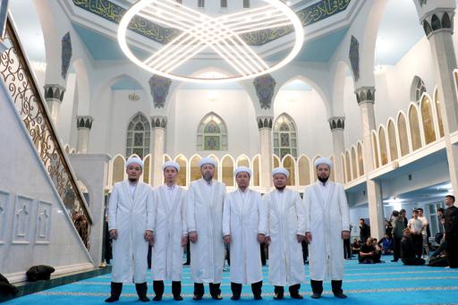 Ақтөбеде облыстық «Нұр Ғасыр» мешітіне қазақы нақыштағы аспалы шам орнатылды