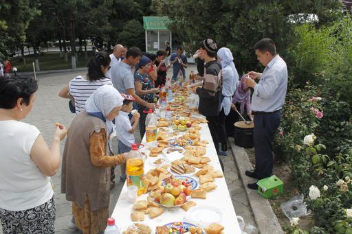 Мешіт ауласындағы айт дасдарханы