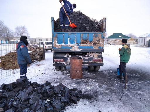 Түркістан: 1 тоннадан көмір жеткізді