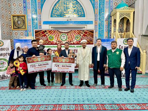 Атырау: Рамазан айының құрметіне екі отбасыға баспана құжаты берілді