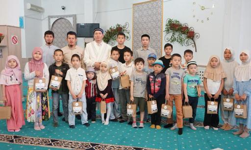 Атырау: Қайырымдылық мекемесі балаларды құттықтады