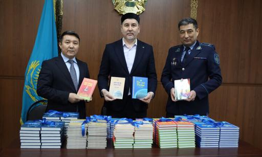 Атырау облысы: ҚАЖ департаментіне діни-танымдық кітаптар табысталды