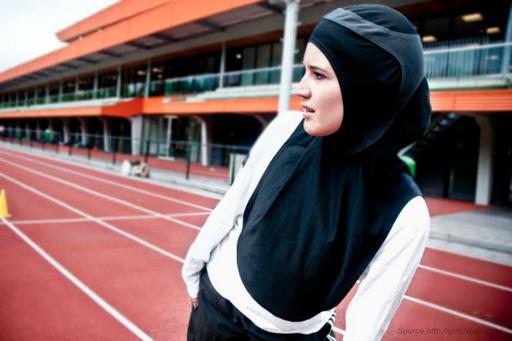 Мемлекеттік мектеп мұсылман қыздарға спорттық хижаб ұсынды