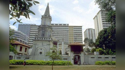 Уникальная падающая мечеть Сингапура, построенная в честь мусульманки-бизнесвумен  