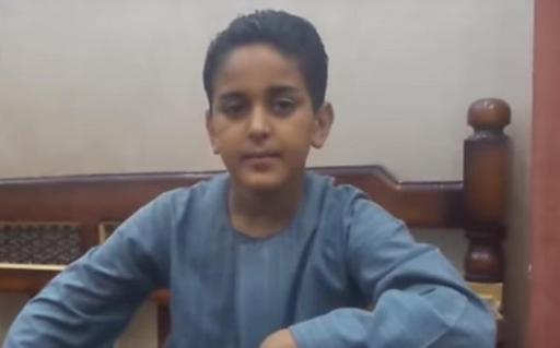 8-летний мусульманин глотает стекло и двигает автомобили зубами
