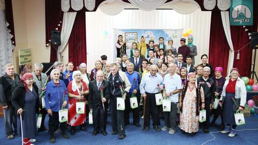 Служащие мечети «Нур Астана» поздравили людей старшего поколения (ФОТО)