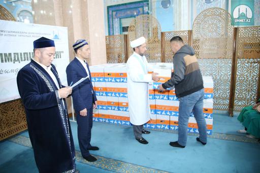 Центральная мечеть «Нур Астана» оказала помощь продуктами 100 нуждающимся семьям (ФОТО)