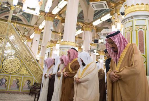 Сауд Арабия королі Пайғамбар мешітінде намаз оқыды (ФОТО)