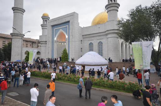 ФОТО: В Центральной мечети г. Алматы прошло празднование Курбан айта